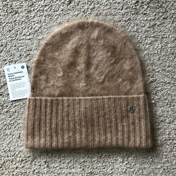 lululemon athletica Accessories - LULULEMON 100% Fuzzy Cashmere Beanie.NWT.